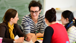 Gruppe Studierender im Arbeitskreis (Image: FH Köln/Costa Belibasakis)