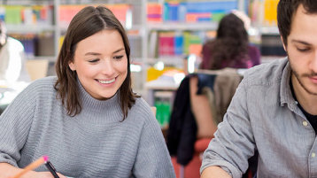 Eine Studentin und ein Student in der Bibliothek (Bild: Thilo Schmülgen/TH Köln)