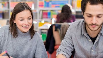 Eine Studentin und ein Student in der Bibliothek (Image: Thilo Schmülgen/TH Köln)