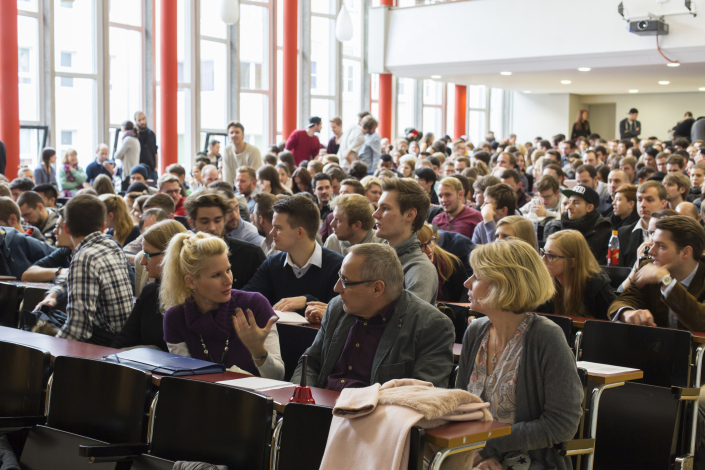 Die Auftaktveranstaltung in der Aula am Campus Südstadt der TH Köln ist gut besucht