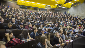 Viele Studierende sitzen bei der Auftaktveranstaltung in der Aula am Campus Südstadt (Bild: HIP / TH Köln)