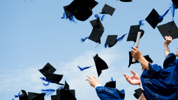 Doktorhüte werden in die Luft geworfen (Bild: Fotolia)