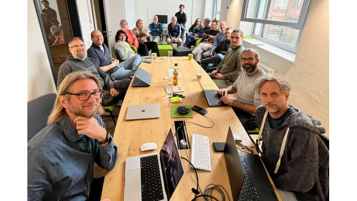 Thomas Berghausen (vorne links) und Matthias Döring (vorne rechts) feiern das 25-jährige Bestehen ihrer Firma meta-fusion