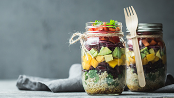 Gesundes Essen im Glas zum Mitnehmen (Bild: Rubleva Elena / Adobe Stock) Gesundes Essen im Glas zum Mitnehmen (Bild: Rubleva Elena / Adobe Stock)