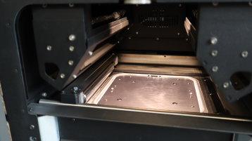 Eindrücke vom SLS-3D-Drucker und der Nachbearbeitungsstation. (Bild: StartUpLab@TH Köln) Eindrücke vom SLS-3D-Drucker und der Nachbearbeitungsstation. (Bild: StartUpLab@TH Köln)