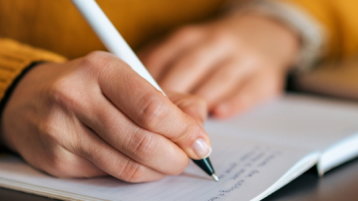 Das Foto zeigt die Hand einer Person, die sich mit Hilfe eines Stifts Notizen macht. (Bild: bnenin/AdobeStock.com)