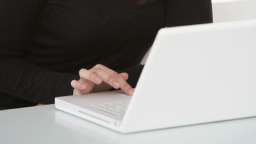 Hand tippt auf Laptop (Bild: dmbaker - iStock)