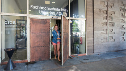 Eine Studentin verlässt ein Gebäude (Bild: Costa Belibasakis/FH Köln)