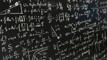 Mathematische Formeln in Kreide auf die Tafel geschrieben (Bild: iStock)