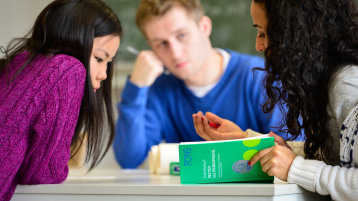 Studierende mit einem Wörterbuch (Image: Costa Belibasakis/FH Köln)