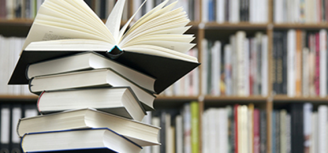 Bücherstapel in einer Bibliothek (Image: Friedberg - Fotolia.com)