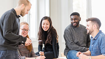 Das Foto zeigt eine Gruppe Studierender, die sich unterhalten. (Bild: Thilo Schmülgen/TH Köln )