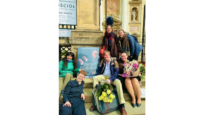 Solistin Izabela Jutrzenka – Trzebiatowska (Klavier, sitzend, re), Dirigent Andreas Winnen, Orchestermusikerinnen vor der Kirche św. Piotra i Pawła Krakau nach dem sehr gelungenen Konzert am 6.4.