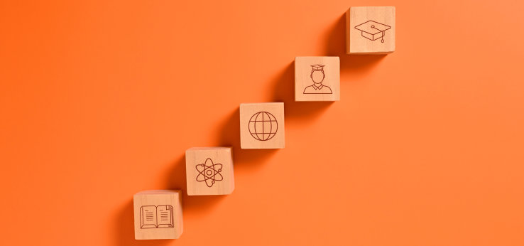 5 Symbole zeigen den Weg zum Hochschulabschluss (Image: adobe stock)