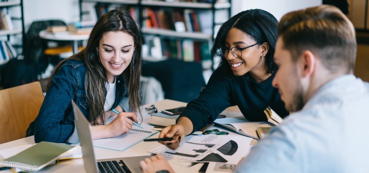 Drei Studierende in der Bibliothek (Image: adobe stock)