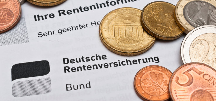 Euromünzen liegen auf einem Schreiben der deutschen Rentenversicherung (Bild: adobe stock)