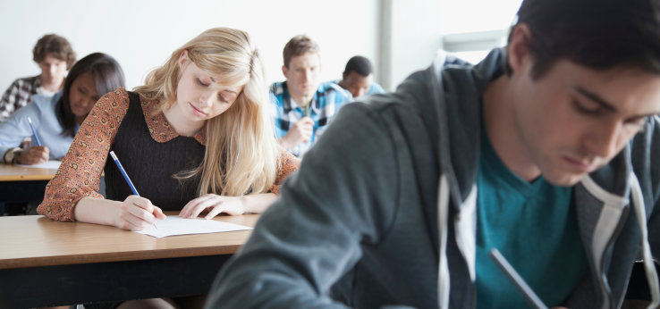 Studierende schreiben eine Prüfung (Bild: adobe stock)