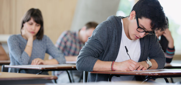 Studierende während einer Prüfung (Image: adobe stock)