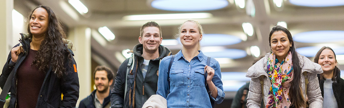 Junge Menschen im Foyer in Deutz (Bild: Thilo Schmülgen/TH Köln)