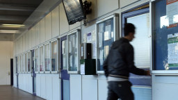 Ein Student vor den Studienbüros am Campus Deutz (Bild: Thilo Schmülgen/FH Köln)