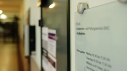 Türschild eines Studienbüros am Campus Südstadt  (Bild: Thilo Schmülgen/FH Köln)