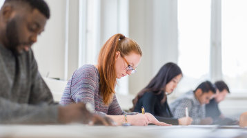 Studierende schreiben eine Prüfung  (Bild: Thilo Schmülgen/TH Köln) (Bild: Studierende schreiben eine Prüfung  (Bild: Thilo Schmülgen/TH Köln))