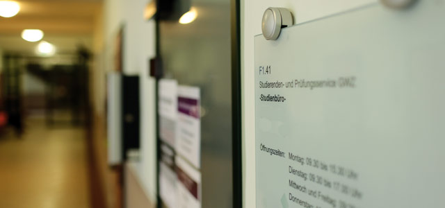 Türschild eines Studienbüros am Campus Südstadt  (Bild: Thilo Schmülgen/FH Köln)