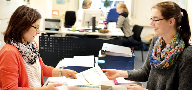 Beratungssituation im Studienbüro (Bild: Thilo Schmülgen/FH Köln)