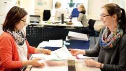 Beratungssituation im Studienbüro (Image: Thilo Schmülgen/FH Köln)