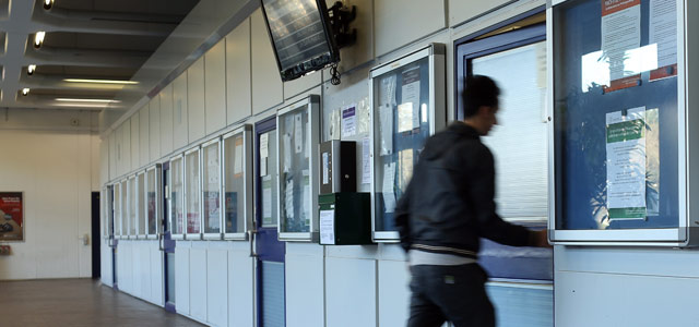 Ein Student vor den Studienbüros am Campus Deutz (Bild: Thilo Schmülgen/FH Köln)