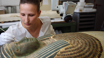 Eine Restauratorin bei der Arbeit (Bild: CICS/TH Köln)