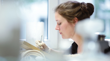 Eine Restauratorin bei der Arbeit (Image: Thilo Schmülgen/TH Köln)