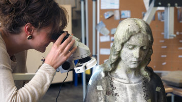 Eine Restauratorin bei der Arbeit (Bild: CICS/TH Köln)