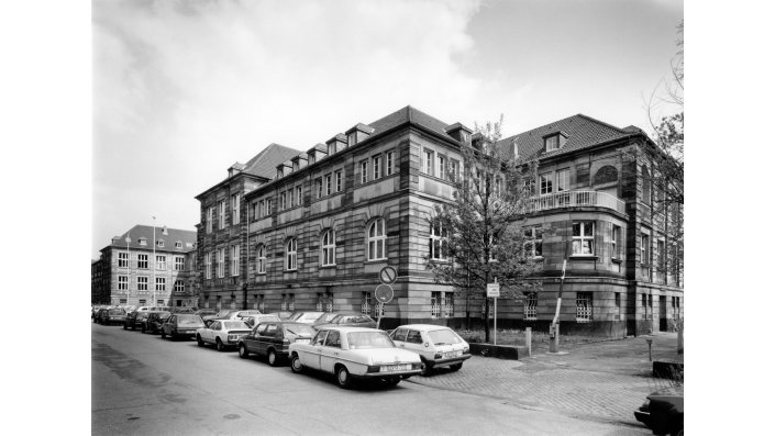 Im Bild ist die südwestliche Ansicht des Gebäudes Claudiusstraße in den späten 1980er Jahren zu sehen. Im Erdgeschoss befanden sich die ersten Ateliers des Instituts.