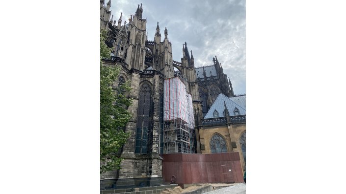 Ein Blick auf das Gerüst an der Nordfassade des mittelalterlichen Chores.