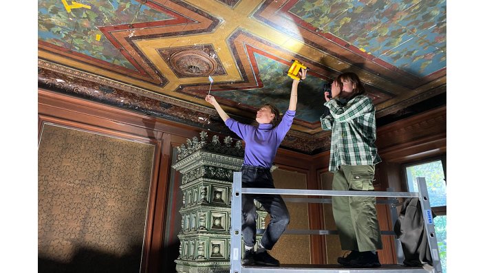 Zustandsuntersuchung an der Deckenmalerei: Fotografische Erfassung unter schwierigen Bedingungen. 