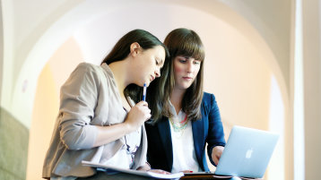 Zwei Studentinnen am Notebook (Image: Thilo Schmülgen / TH Köln)