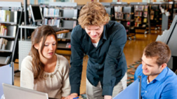Arbeiten in der Bibliothek (Bild: FH Köln) Arbeiten in der Bibliothek (Bild: FH Köln)