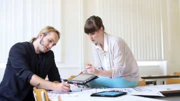 Studierende arbeiten an einem Poster (Image: Thilo Schmülgen / TH Köln)