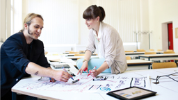 Studierende mit Materialien (Image: Thilo Schmülgen / FH Köln)