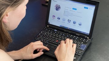 Eine Person sitzt vor Ihrem Computer und liest den Instagram-Feed von Eliza Diekmann (Bild: Marie Koytek) Eine Person sitzt vor Ihrem Computer und liest den Instagram-Feed von Eliza Diekmann (Bild: Marie Koytek)