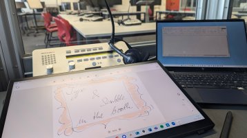 Dolmetschkonsole mit Kopfhörer, Laptop, externem Touchscreen und Smartpen (Bild: Prof. Dr. Anja Rütten, TH Köln)