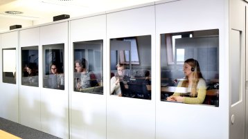 Studierende in den Dolmetschkabinen des ITMK (Bild: Thilo Schmülgen/FH Köln)