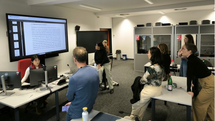 Mitglieder des AIIC-Testteams im Dolmetschlabor des ITMK während eines Vortrags von Nan Zhao  
