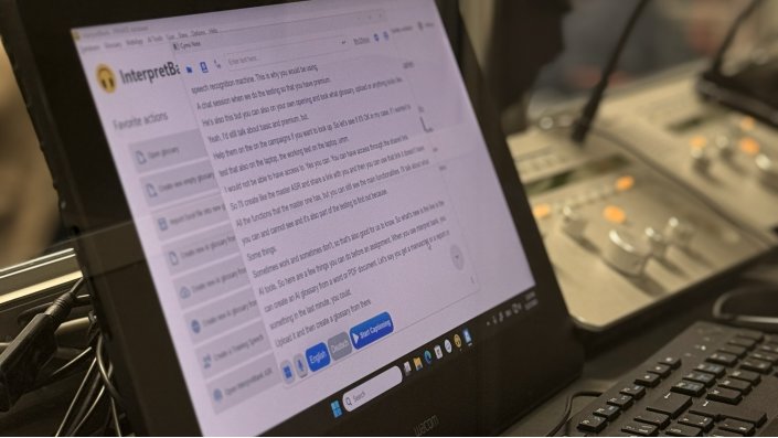 Computer-Aided-Interpreting-Software wird auf einem Display gezeigt
