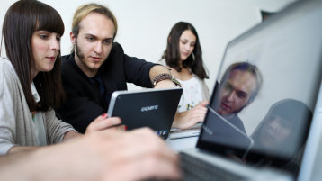 Studierende arbeiten mit einem Tablet (Bild: Thilo Schmülgen / TH Köln)
