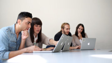 Studenten bei der Arbeit am Rechner (Bild: Thilo Schmülgen/FH Köln)