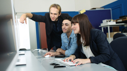 Studenten diskutieren etwas am Bildschirm (Bild: Thilo Schmülgen/FH Köln)