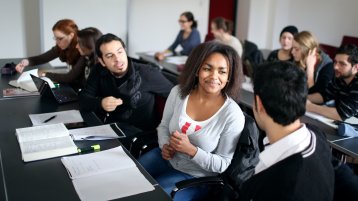 Studierende im Gespräch in einem Seminarraum (Bild: Thilo Schmülgen/FH Köln)