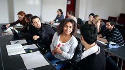 Studierende im Gespräch in einem Seminarraum (Bild: Thilo Schmülgen/FH Köln)